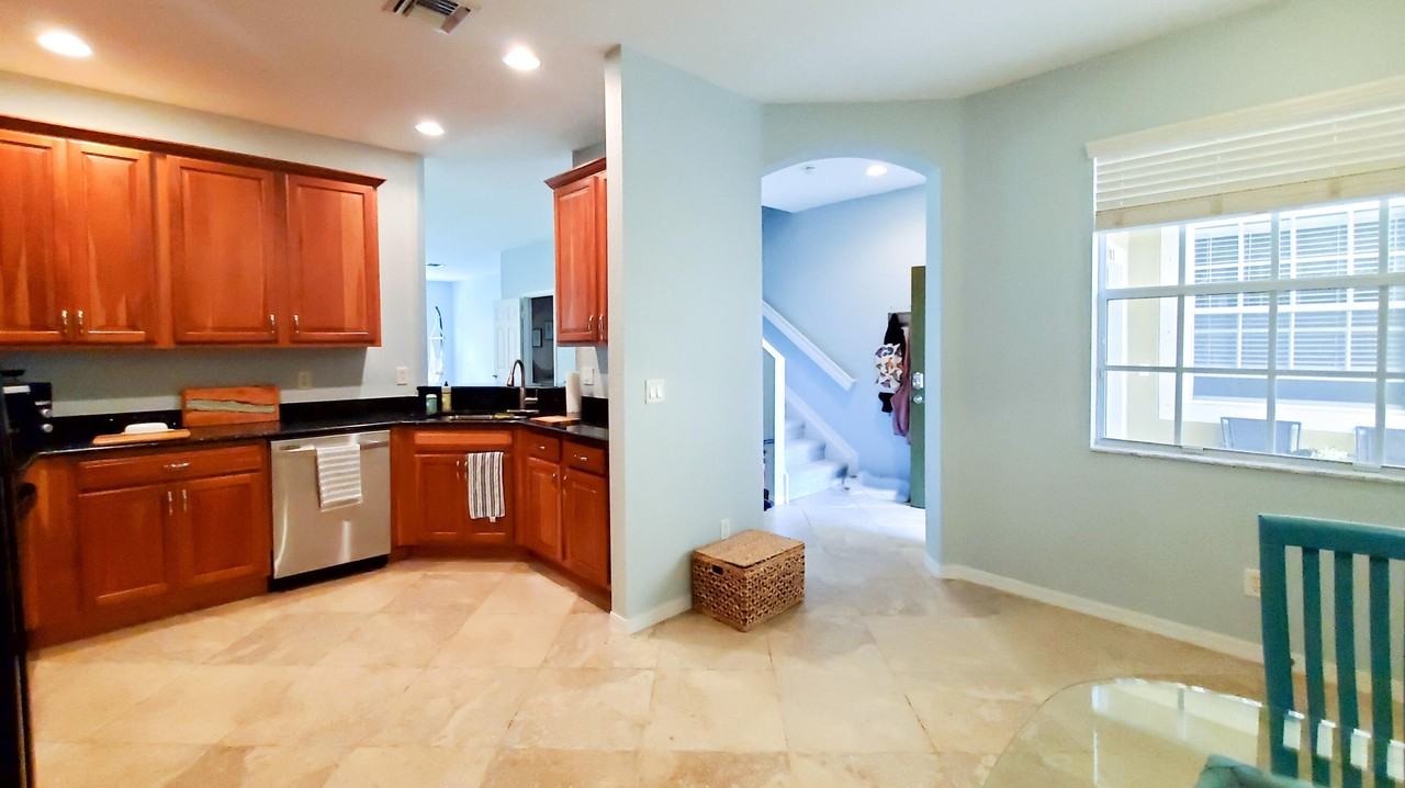 1560 Se Wilshire Pl Apt 102 - Photo 4 of 16