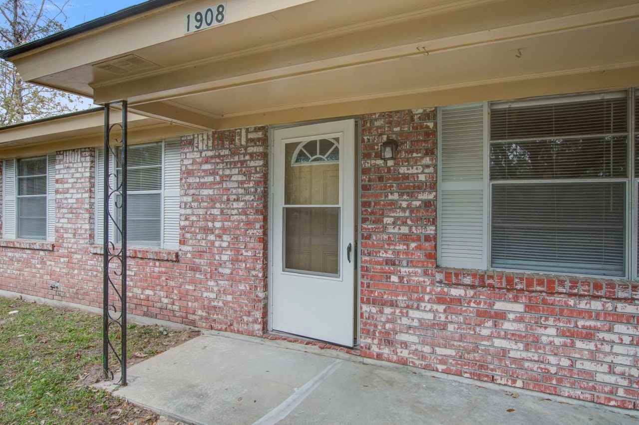 1908 Swift Ave - Photo 3 of 8
