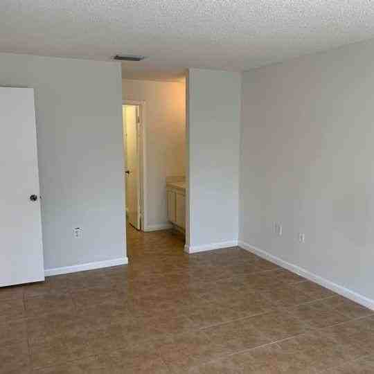 2714 N Nob Hill Rd - Photo 6 of 10