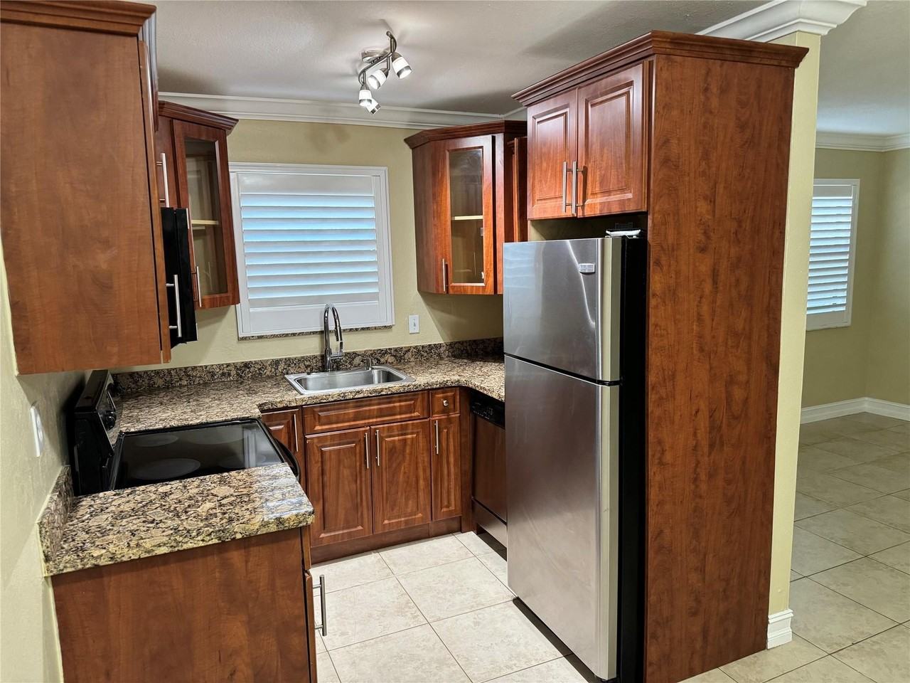 1925 Madison St #21 - Photo 3 of 10