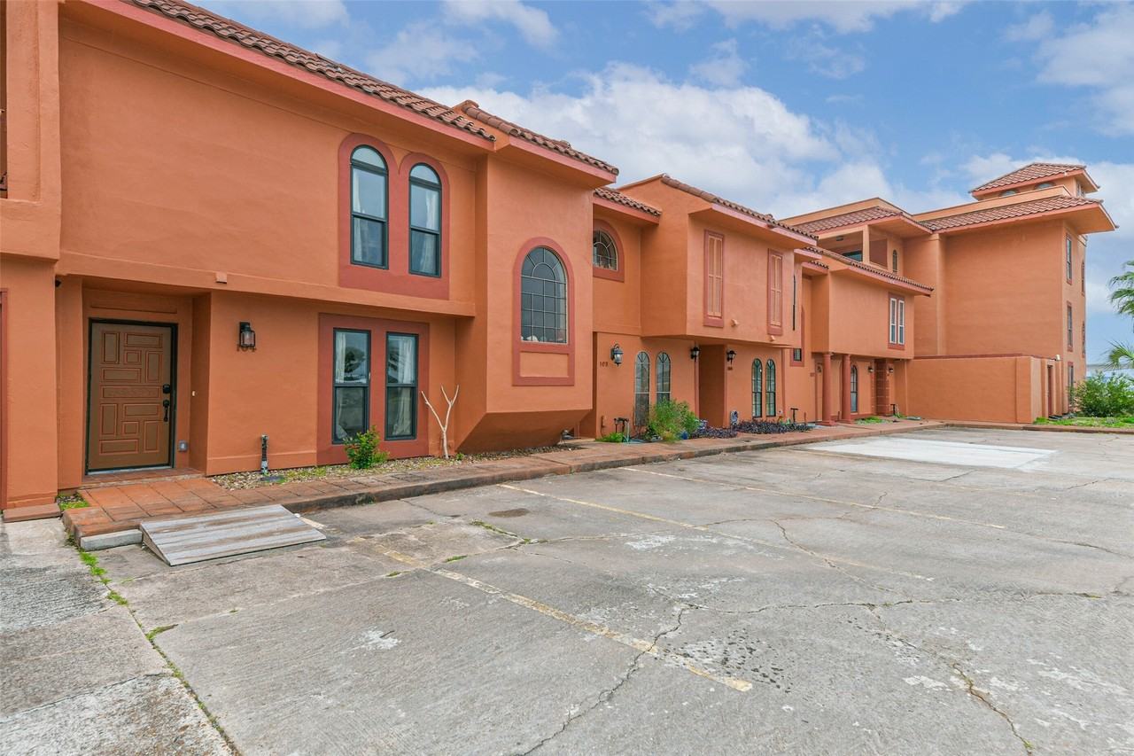 411 Sailfish St - Photo 2 of 18