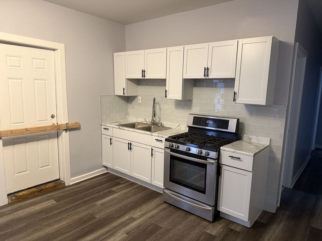 10800 S Hoxie Ave - Photo 2 of 12
