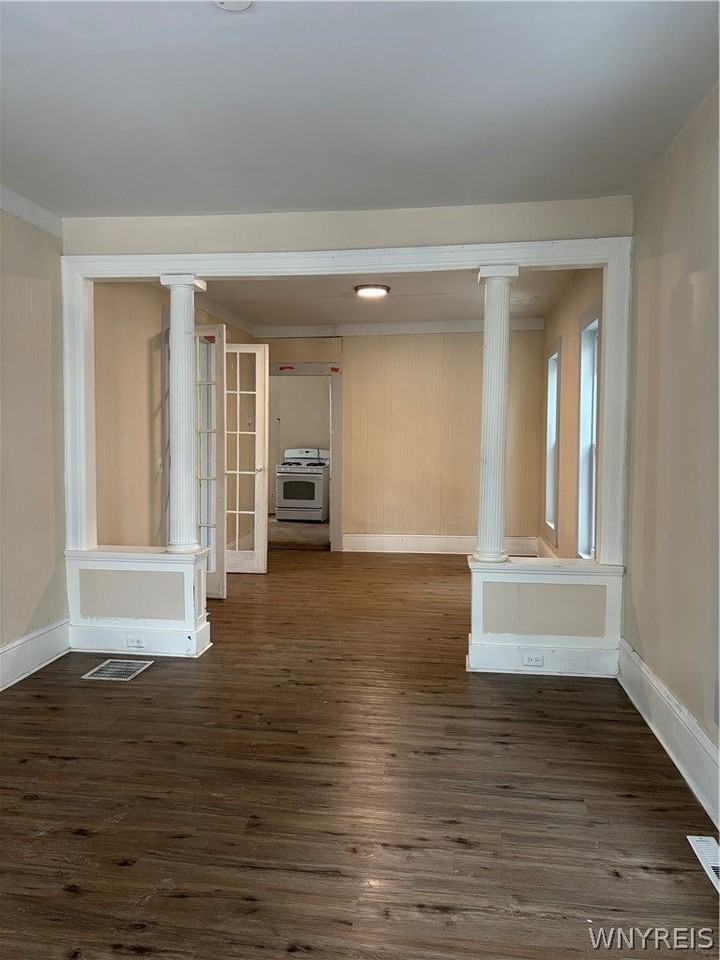 74 Genesee St - Photo 4 of 10