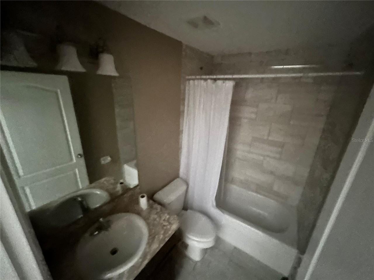 9208 N Travis Dr - Photo 5 of 15