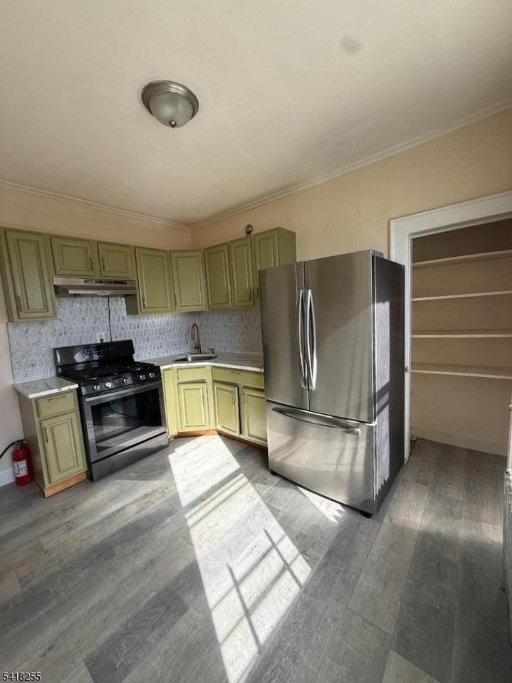 486 Stuyvesant Ave - Photo 3 of 19