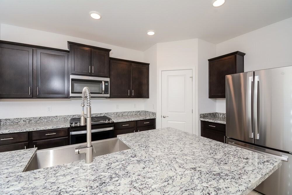 19901 W Badgett Ln - Photo 5 of 16