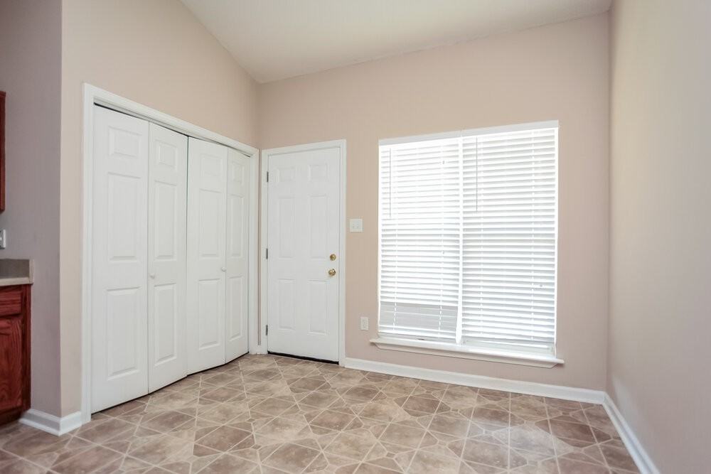 8035 Park Pike Dr - Photo 3 of 15