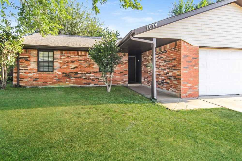 1074 Dover Mansion - Photo 3 of 25