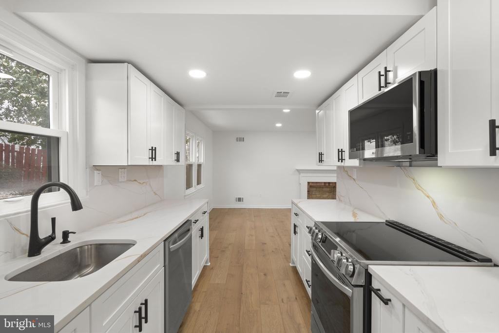 2339 N Powhatan St - Photo 4 of 38