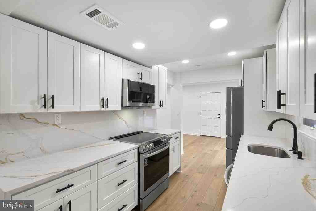 2339 N Powhatan St - Photo 5 of 38