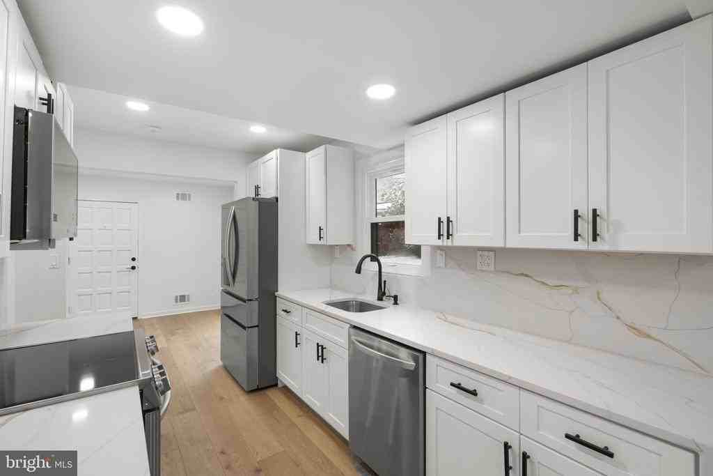 2339 N Powhatan St - Photo 6 of 38