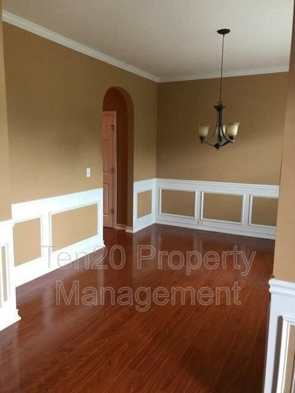 1506 Adie St - Photo 3 of 34