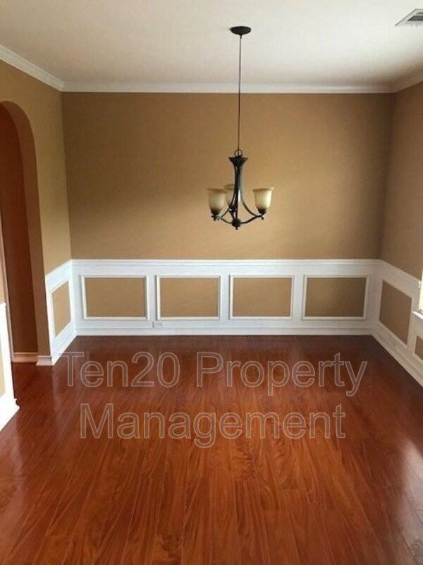 1506 Adie St - Photo 4 of 34