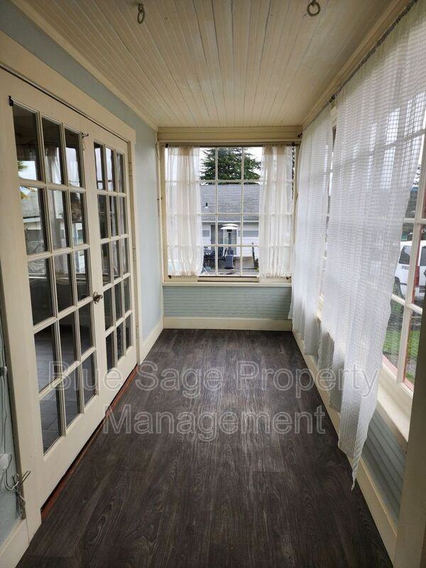 1011 W 11th St - Photo 3 of 22