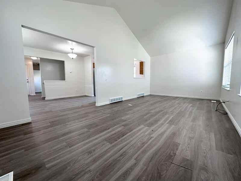 327 Nw - Photo 4 of 11