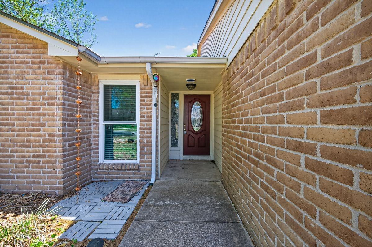 18918 Droitwich Dr - Photo 2 of 20