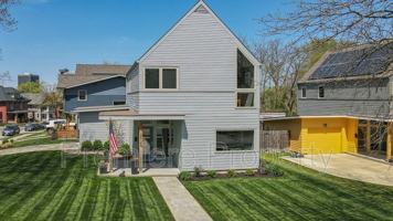 featured image of 2729 Charlotte St