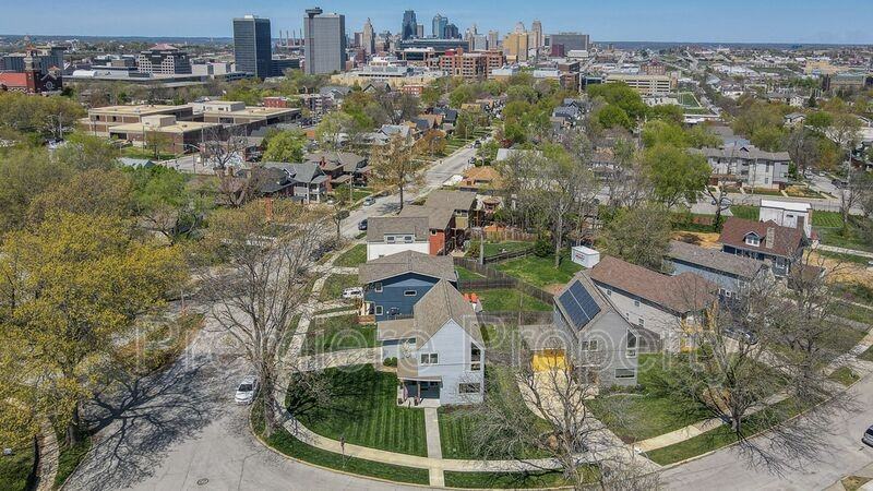 2729 Charlotte St - Photo 3 of 24