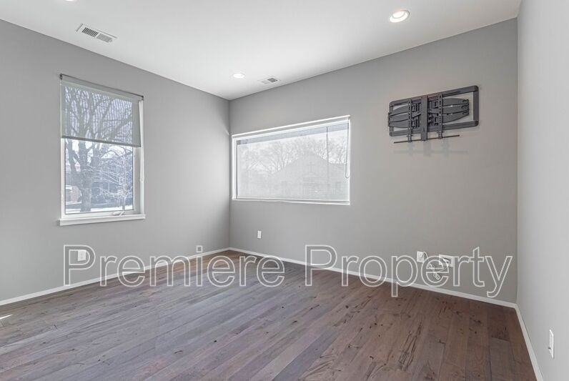 2729 Charlotte St - Photo 4 of 24