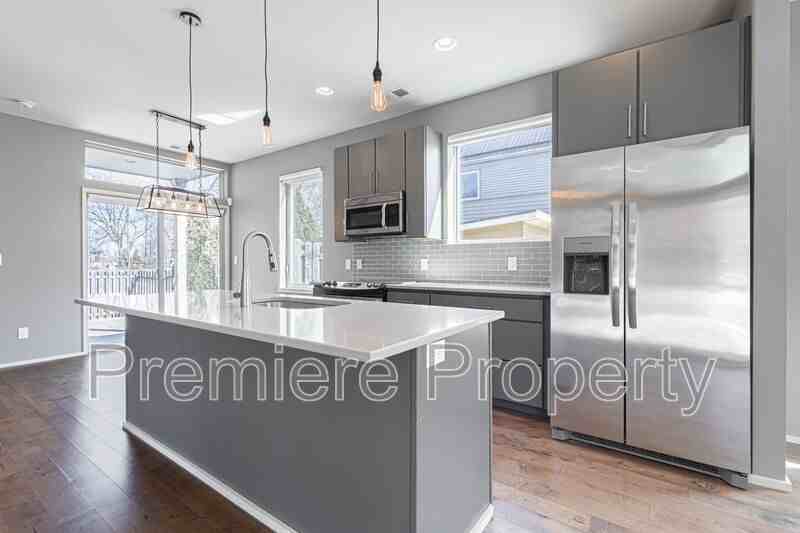 2729 Charlotte St - Photo 6 of 24