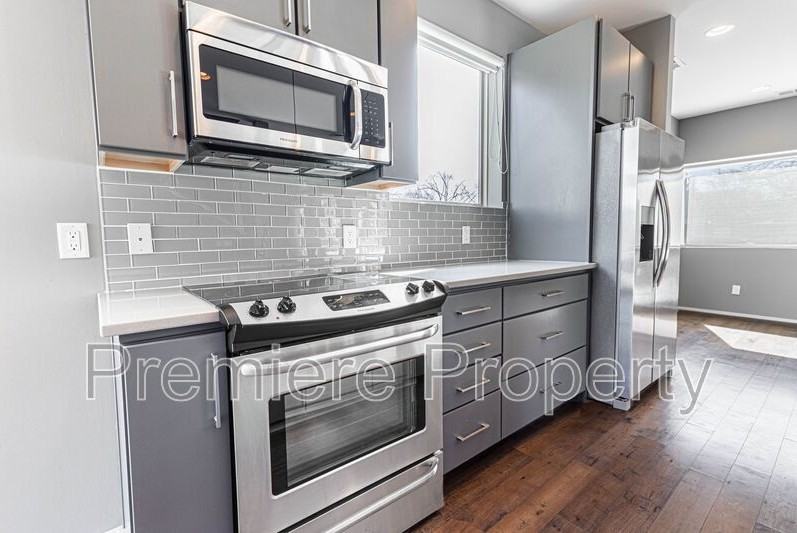 2729 Charlotte St - Photo 7 of 24