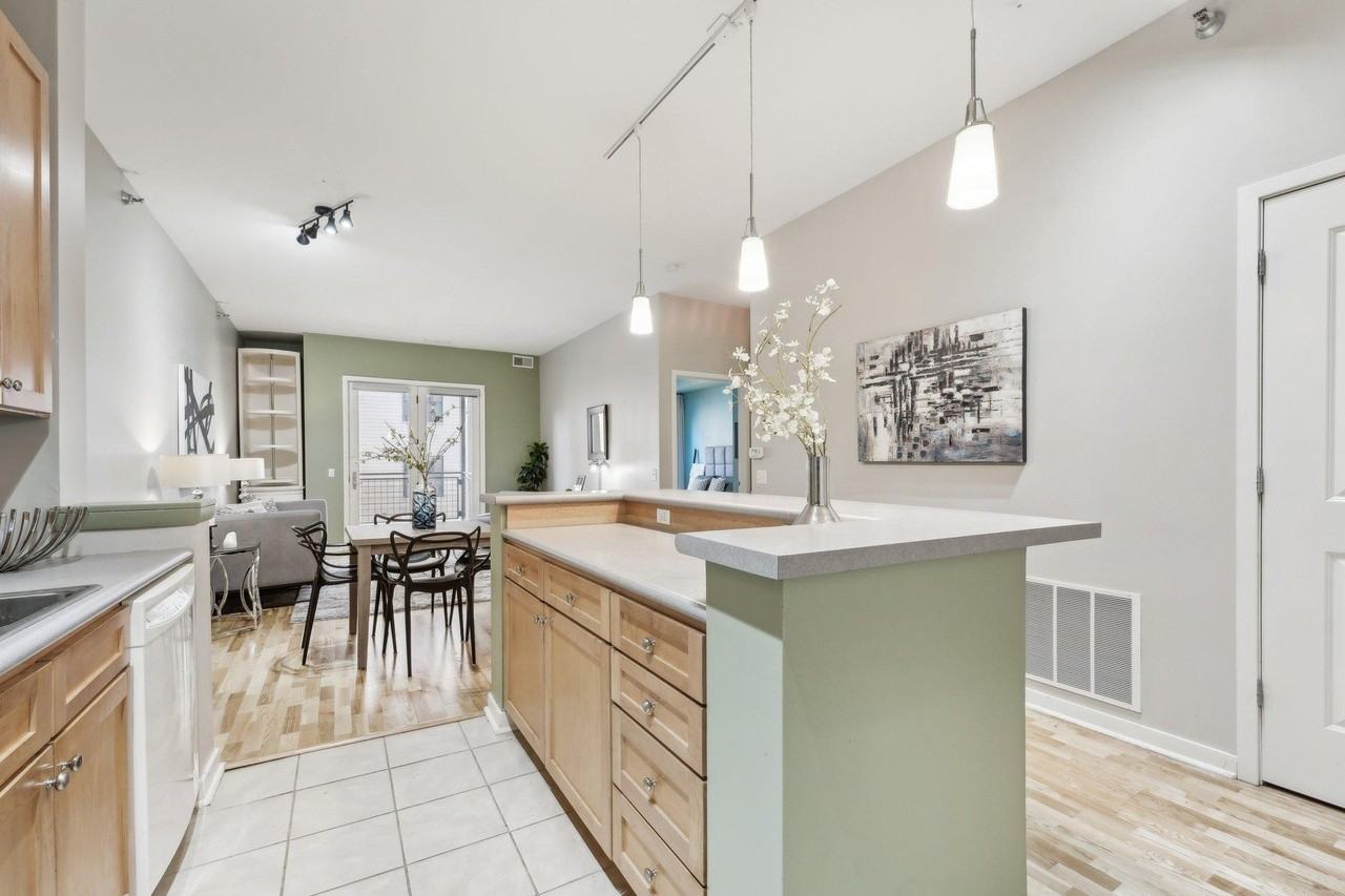 209 8th St E - Photo 4 of 25