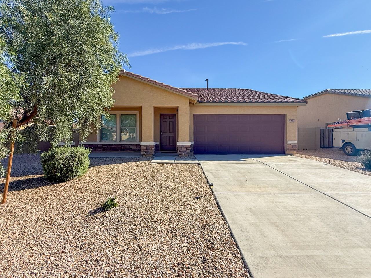 1209 W Seagoe Ave - Photo 2 of 35