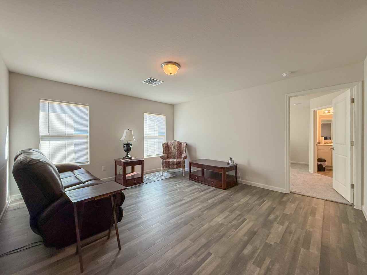 1209 W Seagoe Ave - Photo 4 of 35