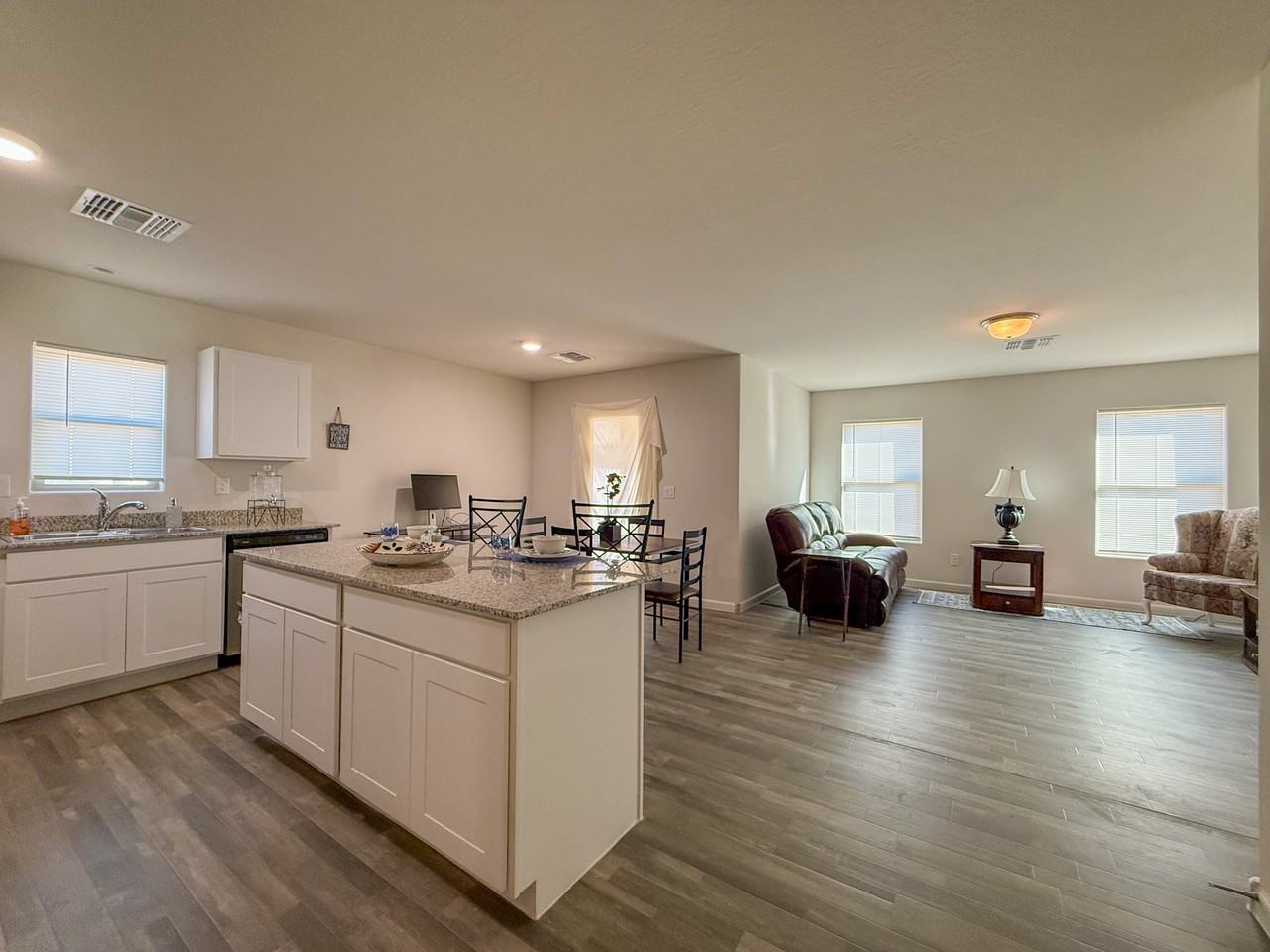 1209 W Seagoe Ave - Photo 7 of 35