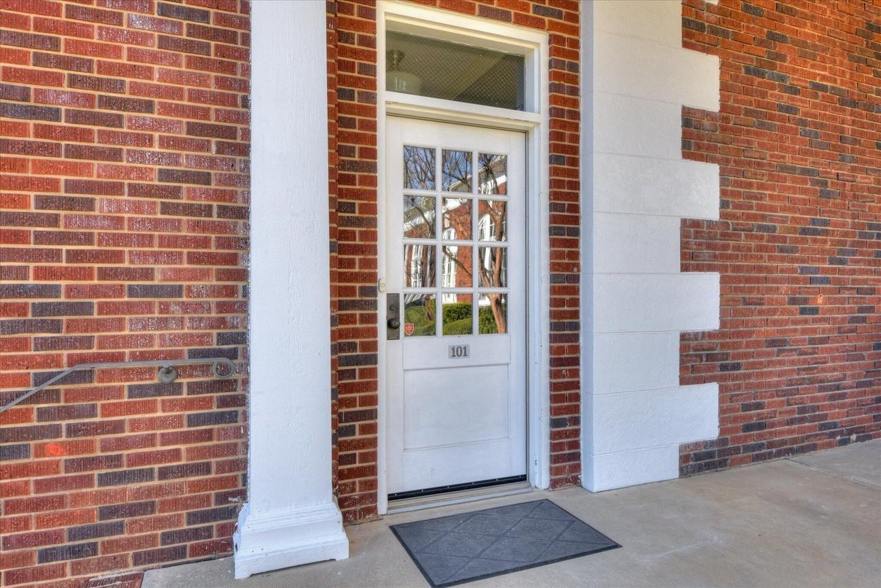 2349 Williams St #101 - Photo 3 of 18