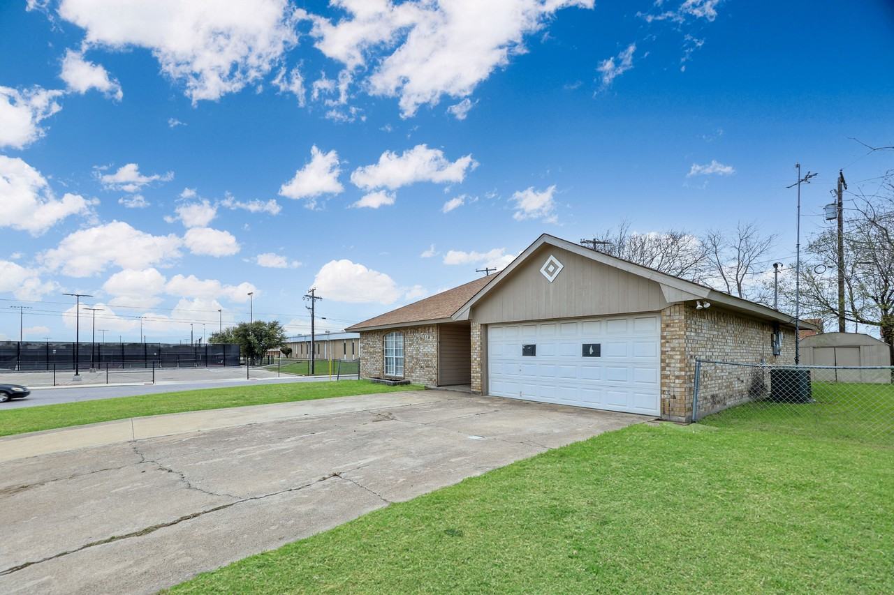 501 Elam Cir - Photo 2 of 20