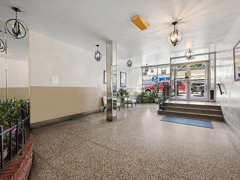 4810 45Th St - Photo 2 of 8