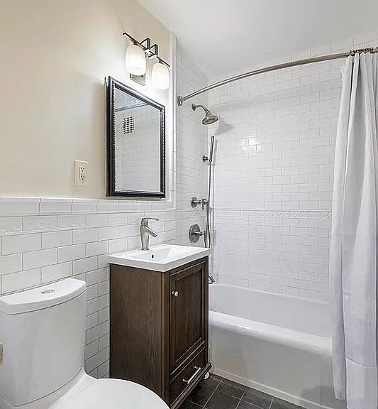 4810 45Th St - Photo 3 of 8