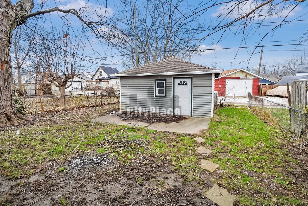 1602 Spruce St - Photo 5 of 20