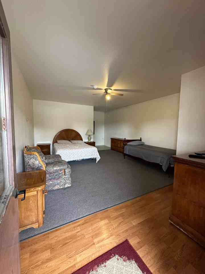 Roadside Inn - Photo 5 of 8