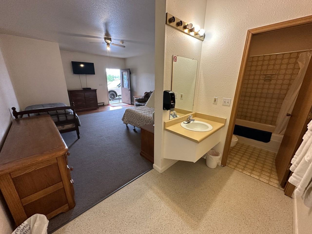 Roadside Inn - Photo 6 of 8