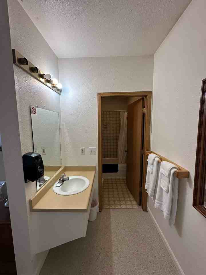 Roadside Inn - Photo 7 of 8