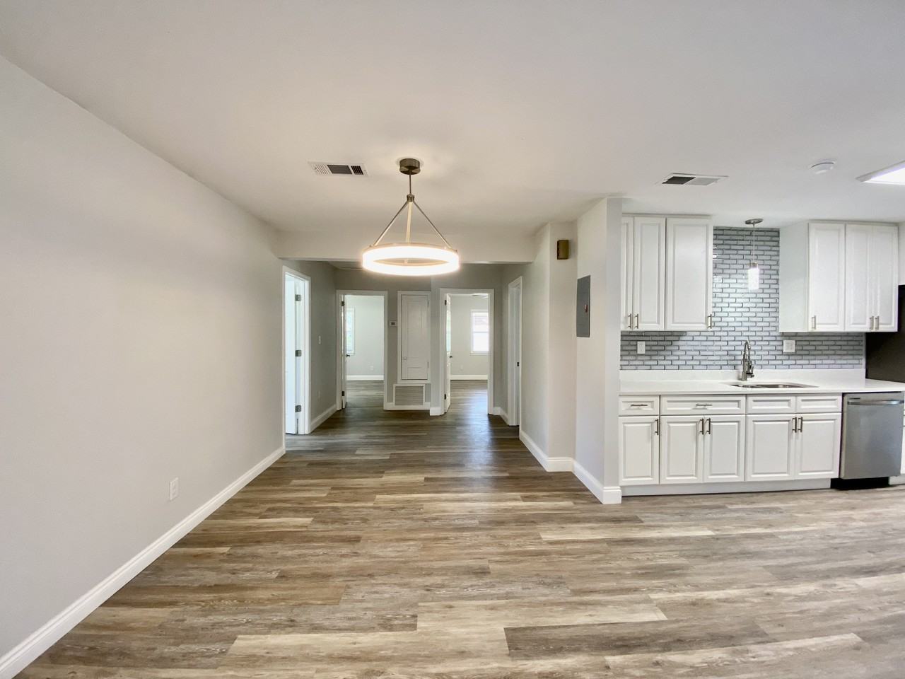 402 Fairpoint Dr - Photo 4 of 22