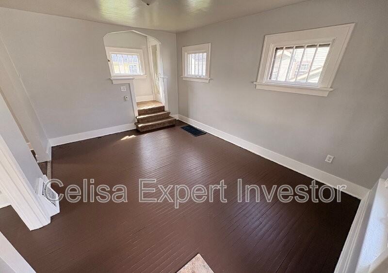 227 W Darrow Ave - Photo 2 of 7