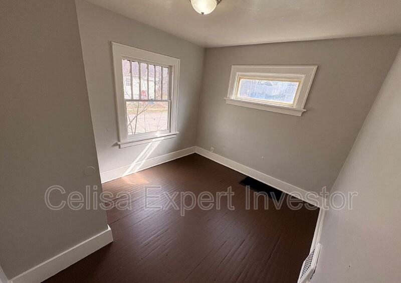 227 W Darrow Ave - Photo 3 of 7
