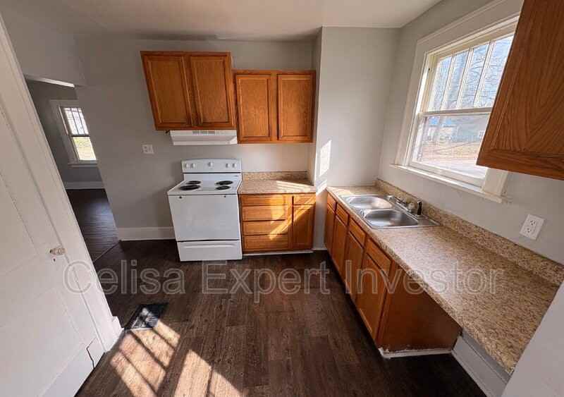 227 W Darrow Ave - Photo 4 of 7