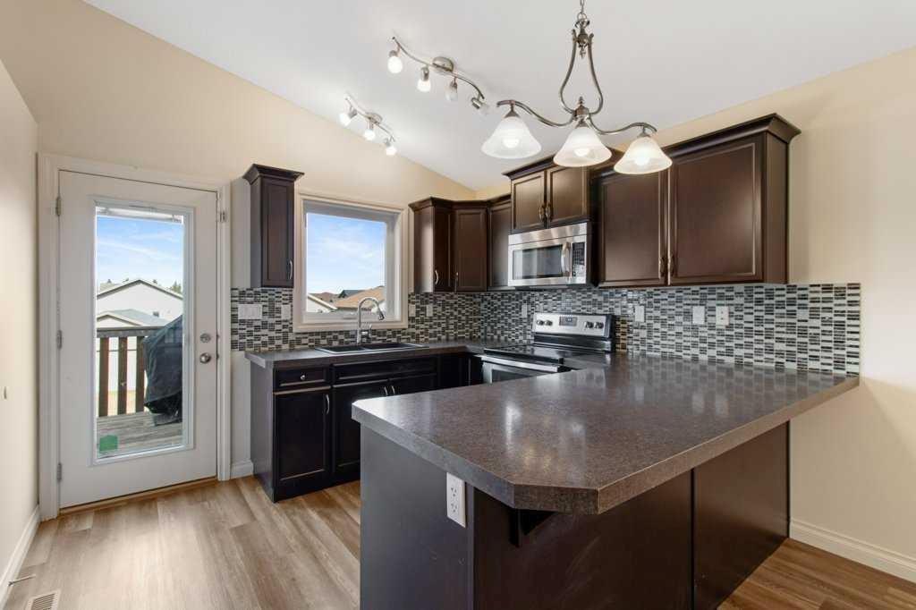 24 Trimble Close Uppr - Photo 2 of 16