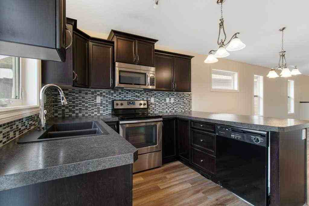 24 Trimble Close Uppr - Photo 3 of 16