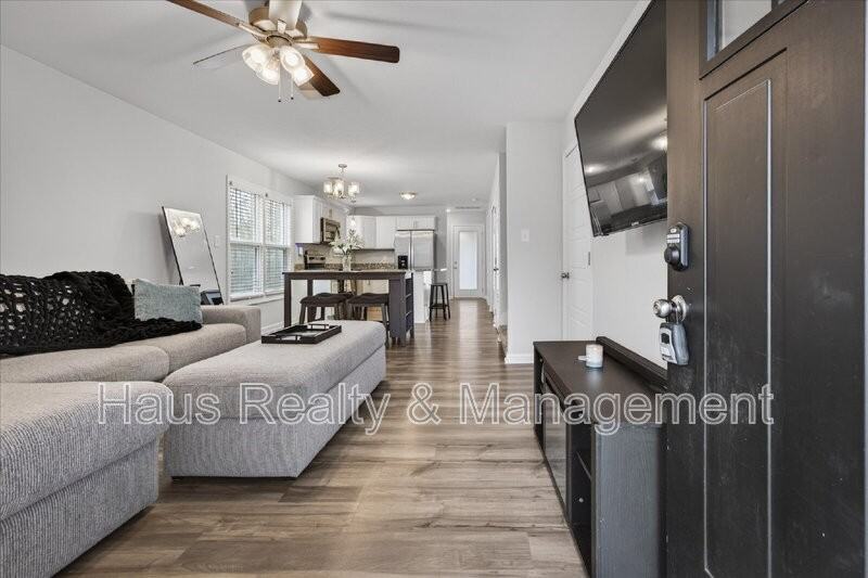 409 Hillside Dr - Photo 4 of 25