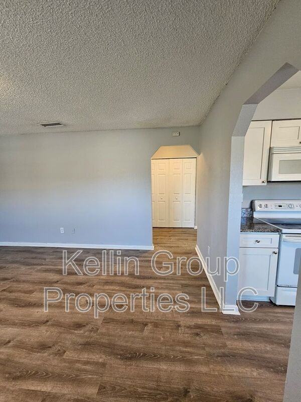 1041 N Brunnell Pkwy - Photo 4 of 16