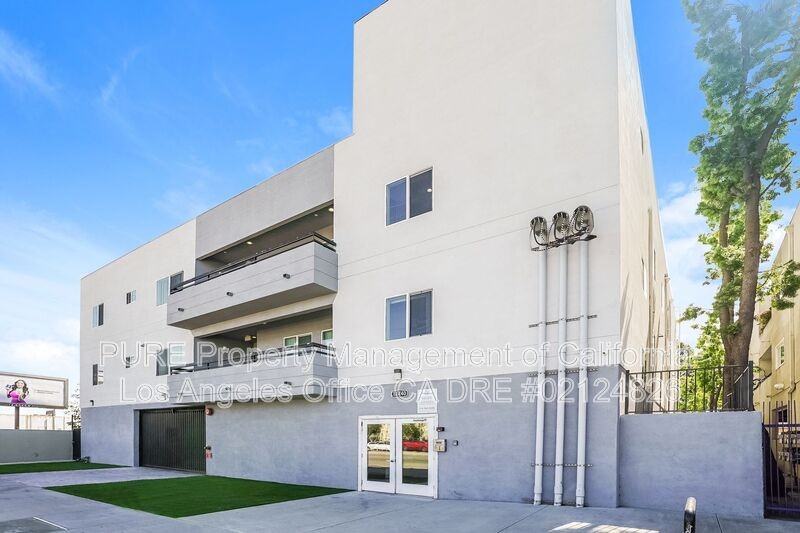 11740 Vanowen St #305