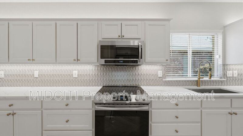 1623 Hanz Dr - Photo 4 of 36