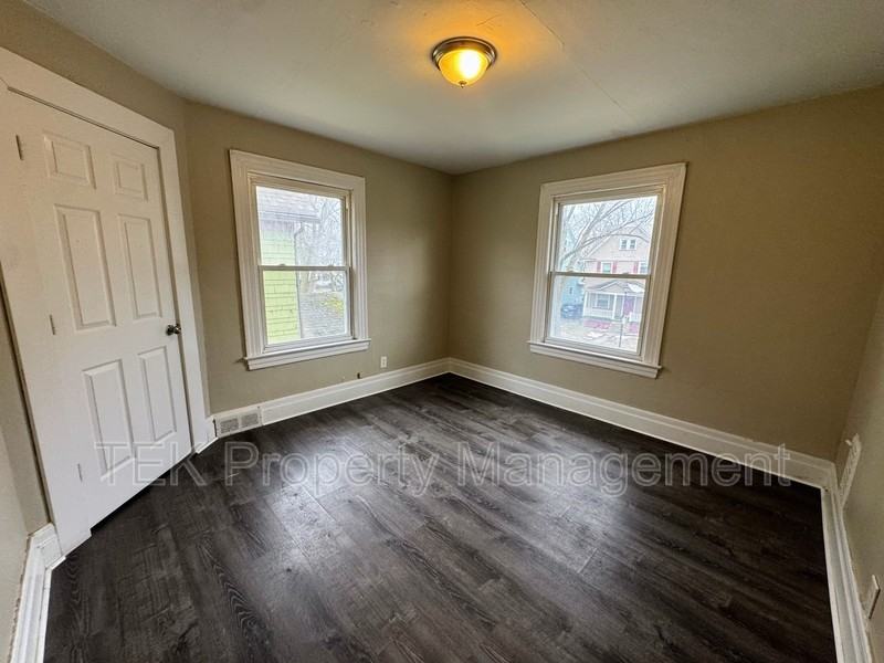 128 Roslyn St - Photo 2 of 7