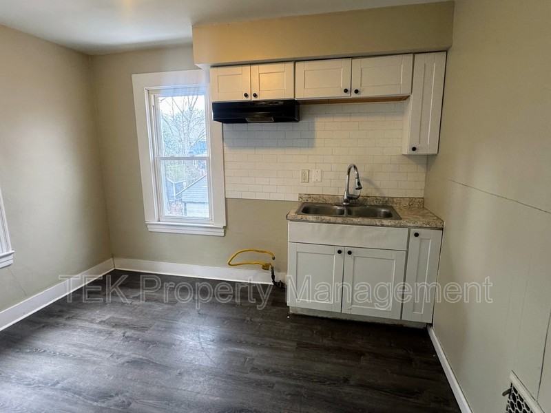 128 Roslyn St - Photo 3 of 7