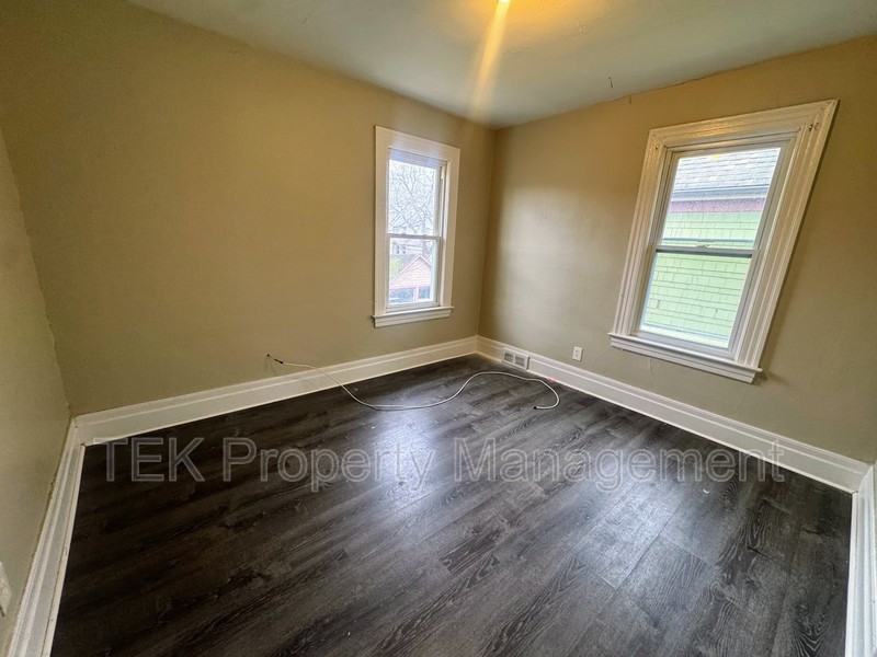 128 Roslyn St - Photo 5 of 7